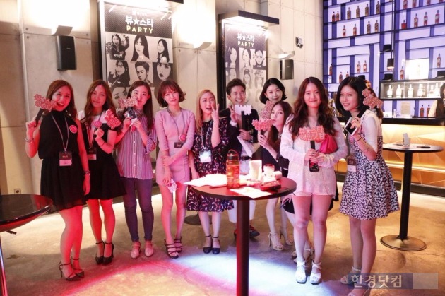 지난 19일 서울 청담동 조니워커하우스에서 열린 '뷰스타 파티'에 참석한 네이버 뷰스타 1기 멤버들. /사진=네이버 제공