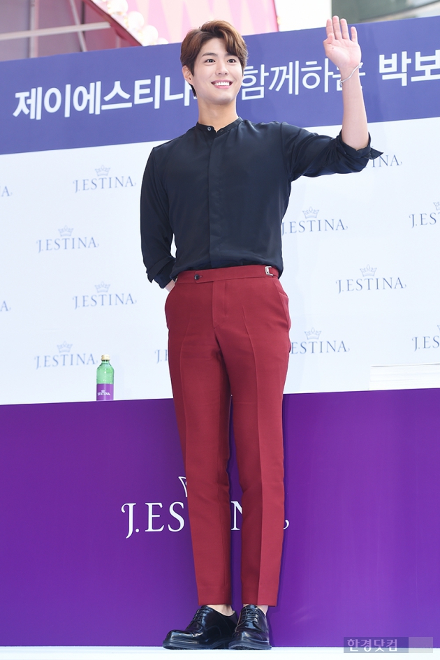 [HEI포토] 박보검, '대세 배우의 손인사'