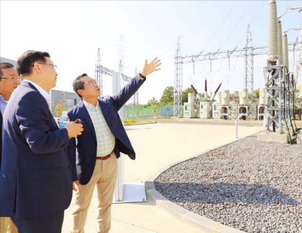구자열 LS그룹 회장(오른쪽)이 지난해 5월 LS산전의 제주 HVDC스마트센터에 방문해 신기술 확보 현황을 점검하고 있다. 