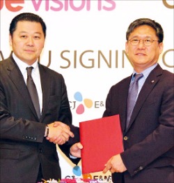 김성수 CJ E&M 대표(오른쪽)와 수파킷 체라바논트 트루비전스 회장이 지난달 29일 태국  합작법인 설립을 위한 양해각서(MOU)를 체결했다. CJ E&M 제공