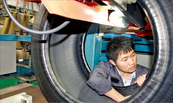 한국타이어 충칭공장 직원이 완성된 타이어 품질 검사 작업을 하고 있다. 한국타이어 제공