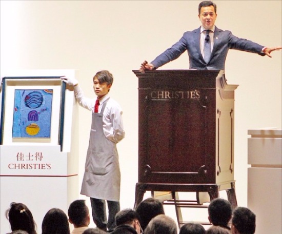 홍콩 크리스티 경매사가 작년 11월 실시한 ‘아시아 근현대 미술품 경매’에서 한국화가 김환기의 작품 ‘무제’를 입찰하고 있다. 한경DB