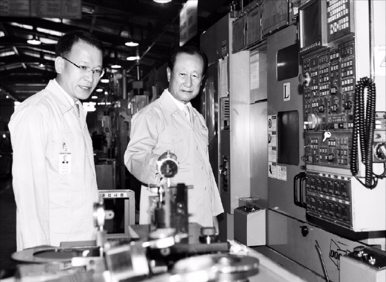 김재경 동보 회장(오른쪽)이 배봉규 전무와 함께 2일 아산공장에서 품질을 점검하고 있다. 동보 제공