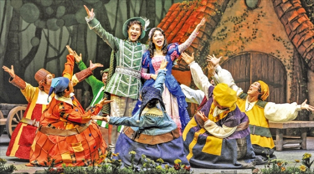 오는 22일까지 서울 세종문화회관 M씨어터 무대에 오르는 뮤지컬 ‘마법에 걸린 일곱난쟁이’.