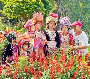 고산족 복장 차림으로 사진을 찍는 관광객들 
