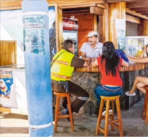 산타크루즈 섬 선착장의 간이 음식점  
