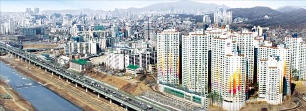 오는 7월  강남순환도시고속도로 개통을 앞두고 집값이 강세를 보이고 있는 서울 금천구 시흥동 전경. 한경DB