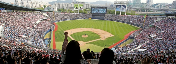 연휴 첫날인 지난 5일 프로야구 LG 트윈스와 두산 베어스의 경기가 열린 서울 잠실야구장을 가득 채운 관중이 선수들을 응원하고 있다. 야구계는 8일까지 이어지는 나흘 연휴에 35만명이 넘는 관중이 야구장을 찾을 것으로 기대하고 있다. 연합뉴스