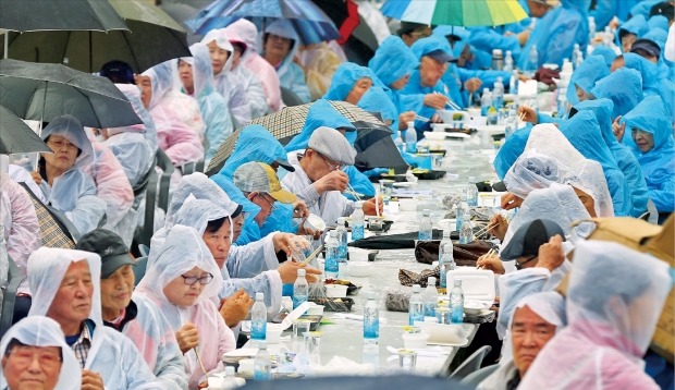 비오는데…야외서 어르신 식사 대접한 서울시