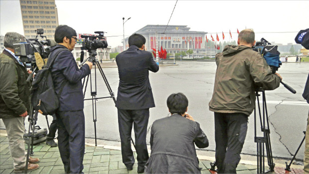 36년 만에 열린 북한 제7차 노동당 대회 개막일인 6일 외신기자들이 대회장인 평양 4·25문화회관을 200m 떨어진 길 건너에서 촬영하고 있다. 북한은 외신 기자의 대회장 접근을 원천 봉쇄했다. 평양AP연합뉴스