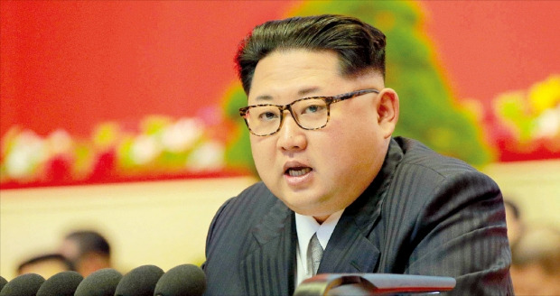 < 김일성 흉내내는 김정은 > 김정은 북한 조선노동당 제1비서 겸 국방위원회 제1위원장은 지난 7일 “자주권을 침해하지 않는 한 먼저 핵무기를 사용하지 않을 것”이라고 말했다. 연합뉴스