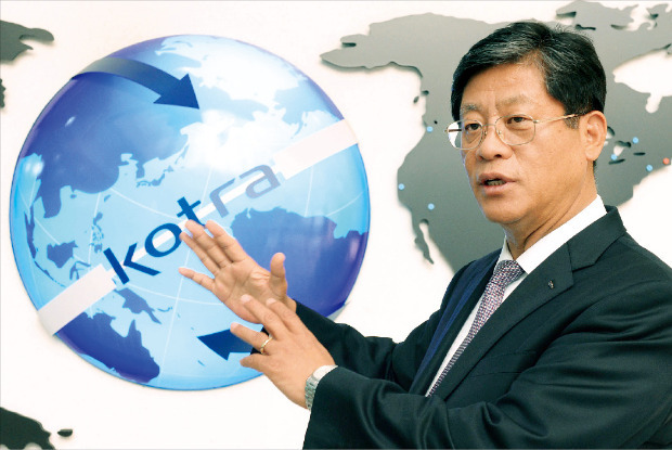 김재홍 KOTRA 사장은 “한국이 수출을 다시 늘리려면 수출 중소기업을 키워야 한다”며 “작년 9만2000여개인 수출 중소기업을 2017년까지 10만개로 늘릴 것”이라고 말했다. 신경훈 기자 khshin@hankyung.com