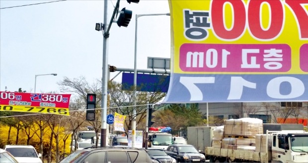 경기 시흥시 시화산업단지 내 사거리에 공장 매매를 알리는 현수막들이 나붙어있다. 김낙훈 기자