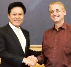 박정호 SK㈜ 사장(왼쪽)과 데이비드 케니 IBM 왓슨 총괄사장이  미국 뉴욕에서 ‘왓슨 한국어 서비스’를 위한 사업 협력 계약을 체결했다. SK㈜ 제공