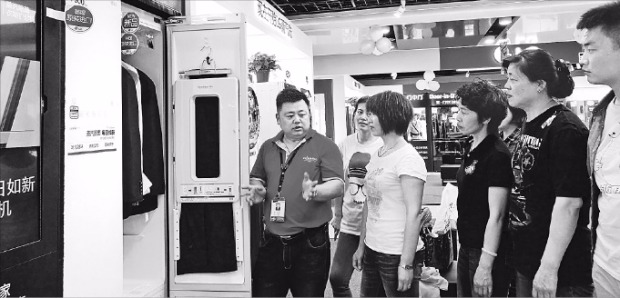 중국 베이징의 한 가전매장에서 중국 소비자들이 LG전자의 스타일러를 살펴보고 있다. LG전자 제공