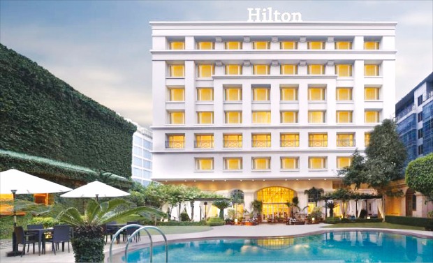 [BIZ Insight]  "세계 어디서든 같은 서비스"…힐튼 '호텔 왕국'을 세우다