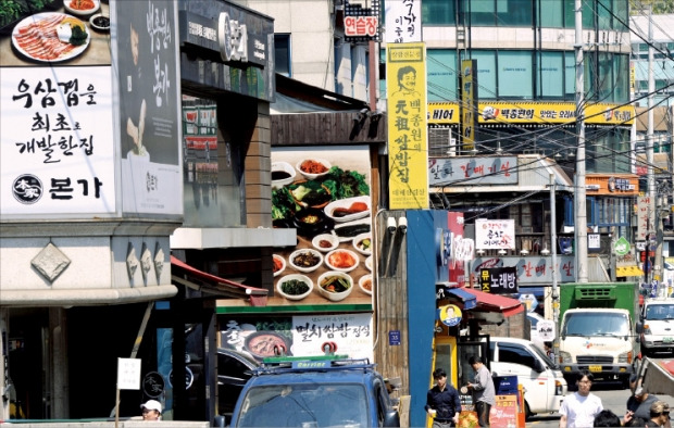 < 백종원이 키운 논현동 먹자골목 > 서울 논현동에 있는 먹자골목 모습. 본가 새마을식당 한신포차 빽다방 등 백종원 더본코리아 대표의 직영점 11곳과 가맹점(알파갈매기살) 한 곳이 모여 있다. 신경훈 기자 khshin@hankyung.com