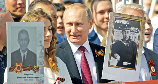 승전 71주년…푸틴, 아버지 사진 들고 행진