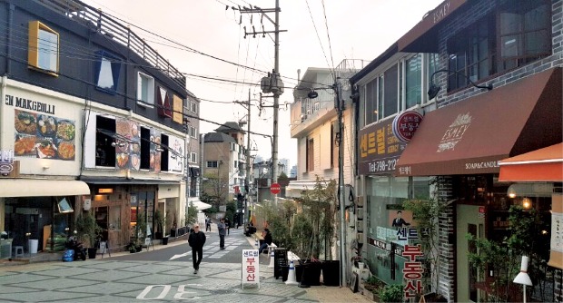 지하철 6호선 녹사평역에서 멀지 않은 서울 용산구 이태원동 녹사평대로46길 일대 전경 