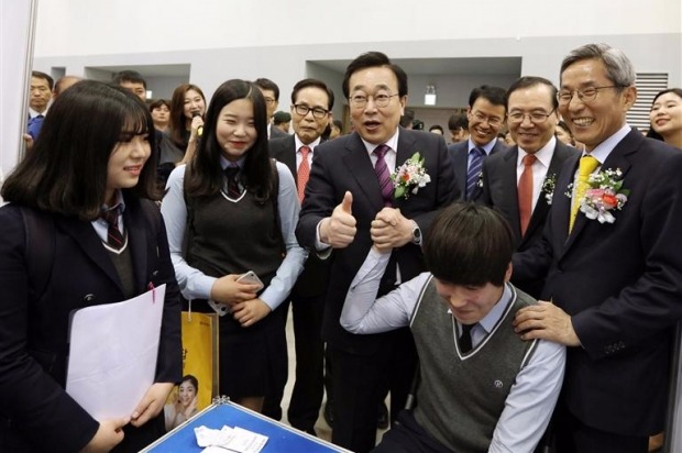 국민은행은 11일 부산 벡스코 제2전시장에서 취업 희망자와 우량 중견기업을 연결하는 ‘2016 KB 굿잡 부산광역권 취업 박람회’를 열었다. 윤종규 KB금융지주 회장(오른쪽부터)과 안충영 동반성장위원회 위원장, 서병수 부산시장이 박람회에서 특성화고 학생들을 격려하고 있다. 국민은행 제공