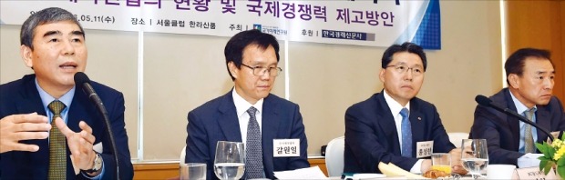 국가미래연구원이 주최하고 한국경제신문사가 후원한 ‘제10회 산업경쟁력포럼’이 11일 서울 장충동 서울클럽에서 열렸다. 토론자로 나선 이관순 한미약품 사장(맨 왼쪽)이 발언하고 있다. 왼쪽부터 이 사장, 갈원일 한국제약협회 부회장, 홍성한 BC월드제약 대표, 이동호 울산대 의대 교수. 김영우 기자 youngwoo@hankyung.com 