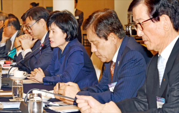 오른쪽부터 이동걸 산업은행 회장, 김정태 하나금융지주 회장, 박영아 한국과학기술기획평가원 원장, 김영수 한국교육과정평가원 원장, 한석수 한국교육학술정보원 원장, 김주형 LG경제연구원 원장. 김범준 기자 bjk07@hankyung.com