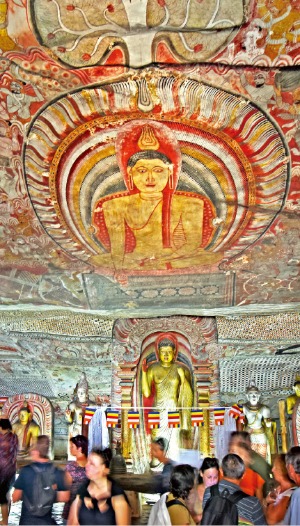 담불라 사원 석굴 천장에 그려져 있는 벽화와 불상들 