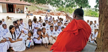 아누라다푸라 사원 마당에 모인 스님과 학생들 
