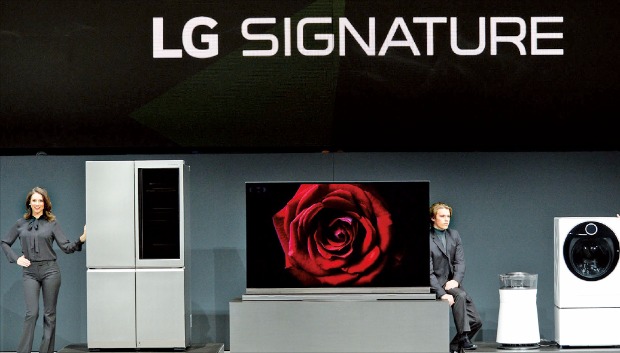 LG전자는 프리미엄 가전 브랜드인 ‘LG 시그니처’ 제품을 월드IT쇼에 선보인다. 관람객은 올레드TV·냉장고·세탁기 등을 체험할 수 있다.   LG전자 제공 