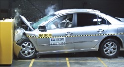 보험개발원 자동차기술연구소가  시행한 시속 50㎞ 고속충돌 테스트 장면. 보험개발원 제공