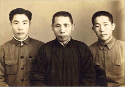 김신 전 공군참모총장이 1939년 충칭에서 찍은 가족사진(왼쪽부터 형 김인, 아버지 김구 선생, 김 전 총장).