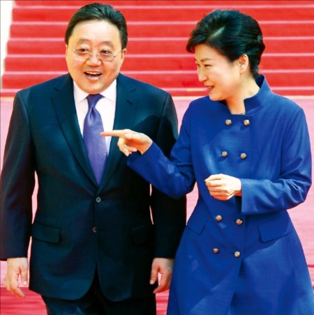 박근혜 대통령과 차히아긴 엘베그도르지 몽골 대통령이 19일 청와대에서 열린 공식 환영식에서 얘기하고 있다. 강은구 기자 egkang@hankyung.com
