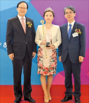 김용환 농협금융지주 회장(왼쪽)과 이윤배 NH농협손해보험 사장(오른쪽)이 주미현 일죽농협 과장과 함께 기념촬영하고 있다. 