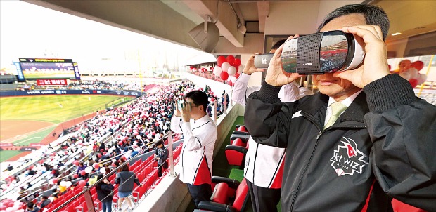 KT는 지난 3월 세계 최초로 프로야구 경기를 가상현실(VR) 동영상으로 생중계하는 서비스를 선보였다. 