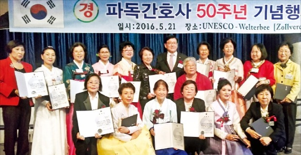 21일(현지시간) 독일 에센에서 1000여명이 참석한 가운데 간호사 파독 50주년 기념식이 열렸다. 정진엽 보건복지부 장관(뒷줄 오른쪽 다섯 번째)이 이들의 노고를 격려하고 20여명에게 표창을 수여했다. 보건복지부 제공