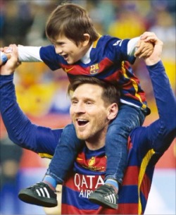 FC바르셀로나의 리오넬 메시가 국왕컵 결승에서 세비야를 2-0으로 꺾고 우승한 뒤 아들과 함께 기뻐하고 있다. AP연합뉴스