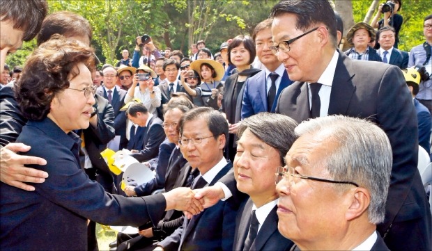 23일 경남 김해 봉하마을에서 열린 노무현 전 대통령 추도식에서 권양숙 여사(왼쪽)가 박지원 국민의당 원내대표와 악수하고 있다. 연합뉴스