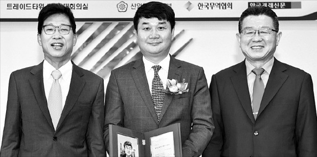 서기만 베셀 대표(가운데)가 24일 한국무역협회와 산업통상자원부, 한국경제신문사가 선정하는 ‘제89회 한국을 빛낸 이달의 무역인상’을 받았다. 왼쪽부터 김정관 한국무역협회 부회장, 서 대표, 오석송 한빛회(한국을 빛낸 이달의 무역인회) 회장. 한국무역협회 제공