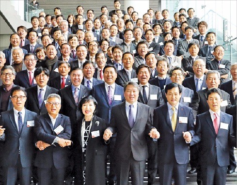 지난해 12월 ‘동반성장 CEO 세미나’에서 최태원 SK 회장(앞줄 왼쪽 네 번째)등 참석자들이 손을 맞잡고 있다. SK 제공 