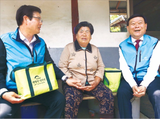 이상무 한국농어촌공사 사장(오른쪽)이 지난 16일 경기 화성시 물꽃정보화마을에서 주민에게 도시락을 배달한 뒤 이야기를 나누고 있다.  한국농어촌공사 제공 
