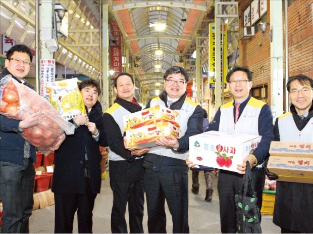 김용진 동서발전 사장(오른쪽 세 번째)과 임직원들이 지난 2월 설 명절을 맞아 울산 선우시장에서 물건을 구입한 뒤 기념사진을 찍고 있다. 한국동서발전 제공. 