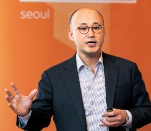 염동훈 AWS코리아 대표가 지난 16일 서울 그랜드인터컨티넨탈호텔에서 열린 ‘AWS Summit 2016’에서 클라우드 사업 전략을 설명하고 있다.  AWS코리아  제공 