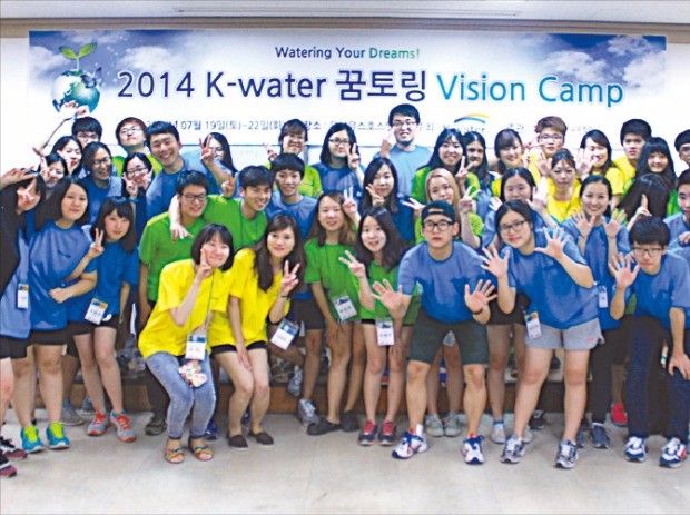 한국수자원공사(K-water)는 2014년부터 지역 취약계층 청소년을 대상으로 청소년과 대학생, K-water 직원 간 멀티 멘토링 프로그램을 진행하고 있다. 한국수자원공사 제공 