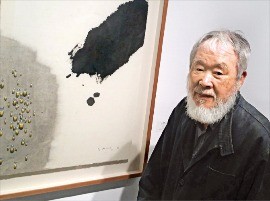 26일 갤러리 현대 전시장을 찾은 김창열 화백이 1990년대 드로잉 작품에 대해 설명하고 있다.  