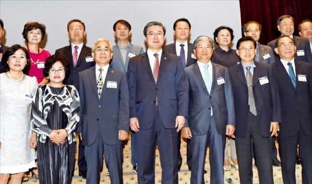 한양대 에리카캠퍼스와 한국경제신문사가 공동 주최한 한경황해포럼이 26일 경기 안산시 한양대 에리카캠퍼스에서 열렸다. 앞줄 왼쪽부터 양금순 대동토지개발 대표, 임옥자 리치 대표, 이재성 한양대 에리카캠퍼스 부총장, 주영섭 중소기업청장, 양영대 해성아이다 대표, 이점수 신안산대 교수, 심원술 한양대 기업경영대학원장. 안산=신경훈 기자 khshin@hankyung.com 