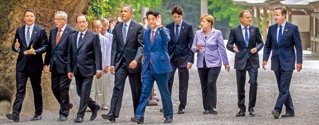 < 일본 보수 성지 찾은 G7 > 버락 오바마 미국 대통령(왼쪽 네 번째), 프랑수아 올랑드 프랑스 대통령(세 번째) 등 주요 7개국(G7) 정상들과 장클로드 융커 유럽연합(EU) 집행위원장(두 번째) 등이 26일 일본 미에현 이세시에 있는 이세신궁을 둘러보고 있다. 정상들은 정교분리 논란을 피하기 위해 참배가 아니라 참관 형식을 취했다. 이세신궁은 일본 왕실의 조상인 아마테라스 오미카미(天照大神)의 제사를 지내는 곳이다. 이세AFP연합뉴스
