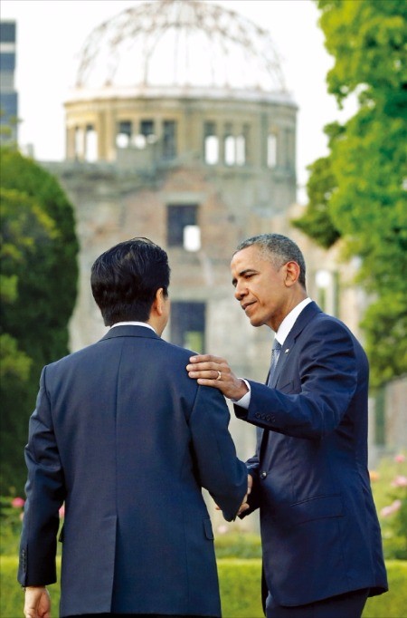 < 히로시마 간 오바마 > 버락 오바마 미국 대통령이 27일 일본 히로시마 평화공원을 방문해 아베 신조 일본 총리(왼쪽)를 위로하고 있다. 현직 미국 대통령이 히로시마를 찾은 건 1945년 8월6일 미국이 히로시마에 원자폭탄을 떨어뜨린 지 71년 만에 처음이다. 히로시마EPA연합뉴스