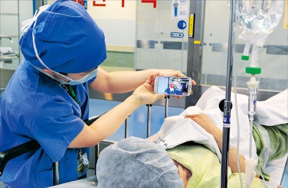 삼성서울병원 의료진이 수술 환자에게 주치의 동영상을 보여주고 있다. 삼성서울병원 제공