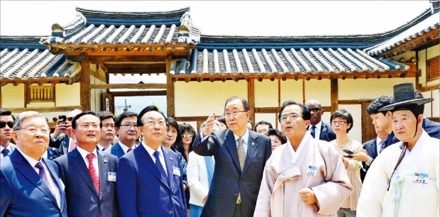 반기문 UN 사무총장(앞줄 왼쪽 네 번째)이 29일 경북 안동 하회마을을 방문해 김관용 경북지사(세 번째) 등과 함께 풍산 류씨 종택인 양진당을 둘러보고 있다. 연합뉴스