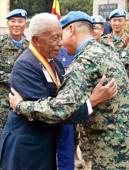 에티오피아 아디스아바바에서 27일(현지시간) 열린 ‘65주년 한국전 참전 기념식’에서 멜레세 테세매 참전용사회장(왼쪽)이 한빛부대 장병과 반갑게 인사하고 있다. 에티오피아는 6·25전쟁 당시 아프리카에서 유일하게 지상군을 파병했다. 연합뉴스